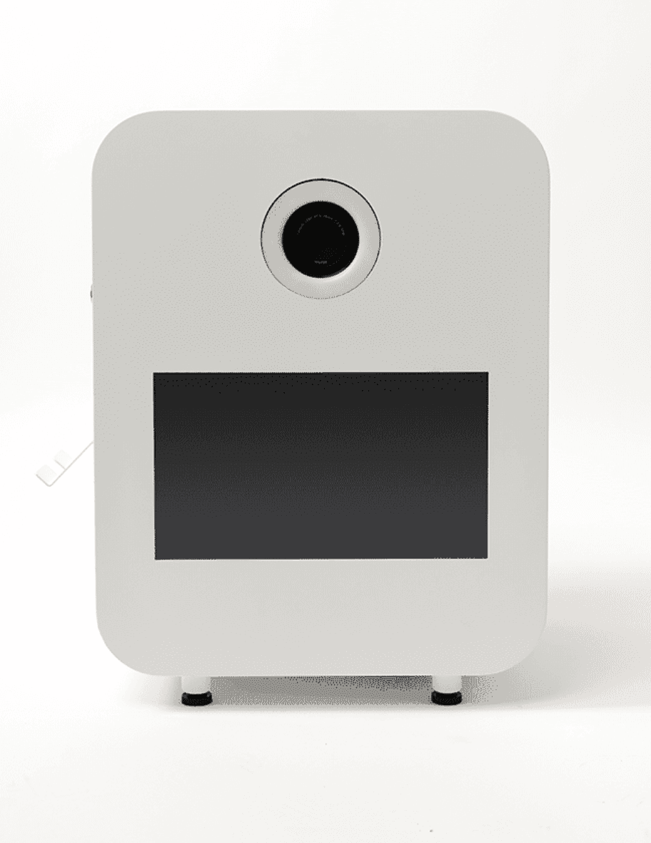 Vooraanzicht van de witte fotopaaltje-unit met camera en uitgeschakeld scherm.