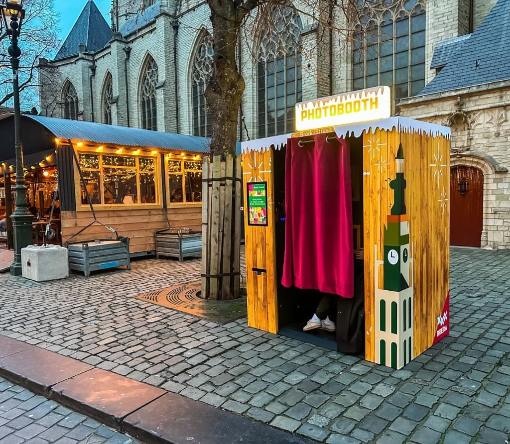 Lach je Lens branded fotohokje met volledige Breda Straalt-huisstijl op de cabine.